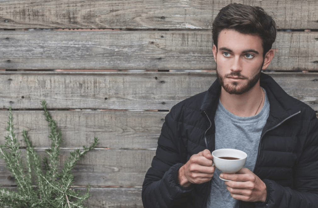 vīrietis dzer tēju, lai novērstu prostatītu